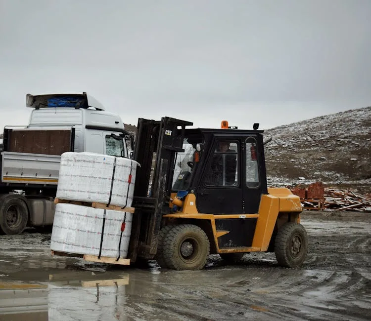 Telehandler ve Manitou Seçim Rehberi: Tarım, İnşaat ve Lojistikte Doğru Modeli Bulma ataşman çalışması