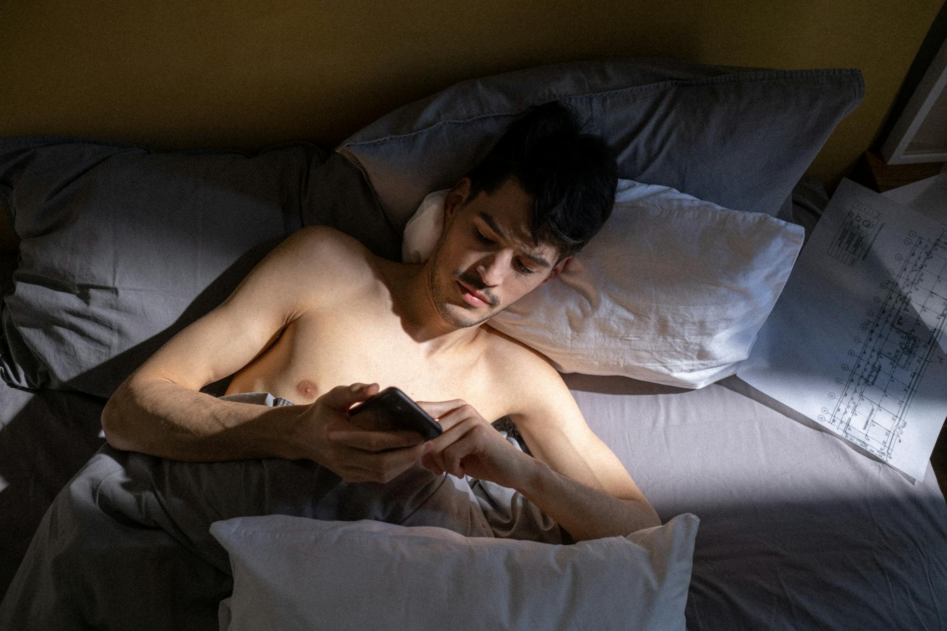 Salonun bir köşesinde, prizde şarjda olan ve ekranı görünmeyen bir akıllı telefon